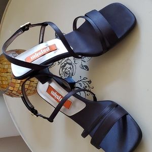 Size 6.5 blk satin sandals